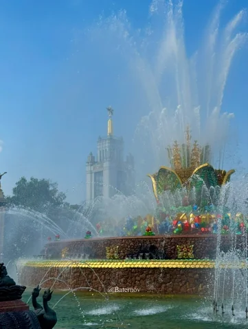 Large fountain sending water into the sunlight